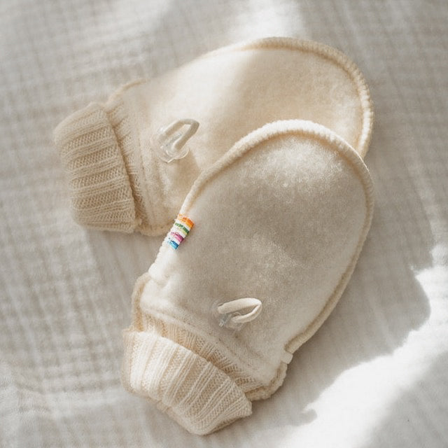 Handschoenen gemaakt van wolfleece voor baby's / kinderen in de kleur naturel van Joha.