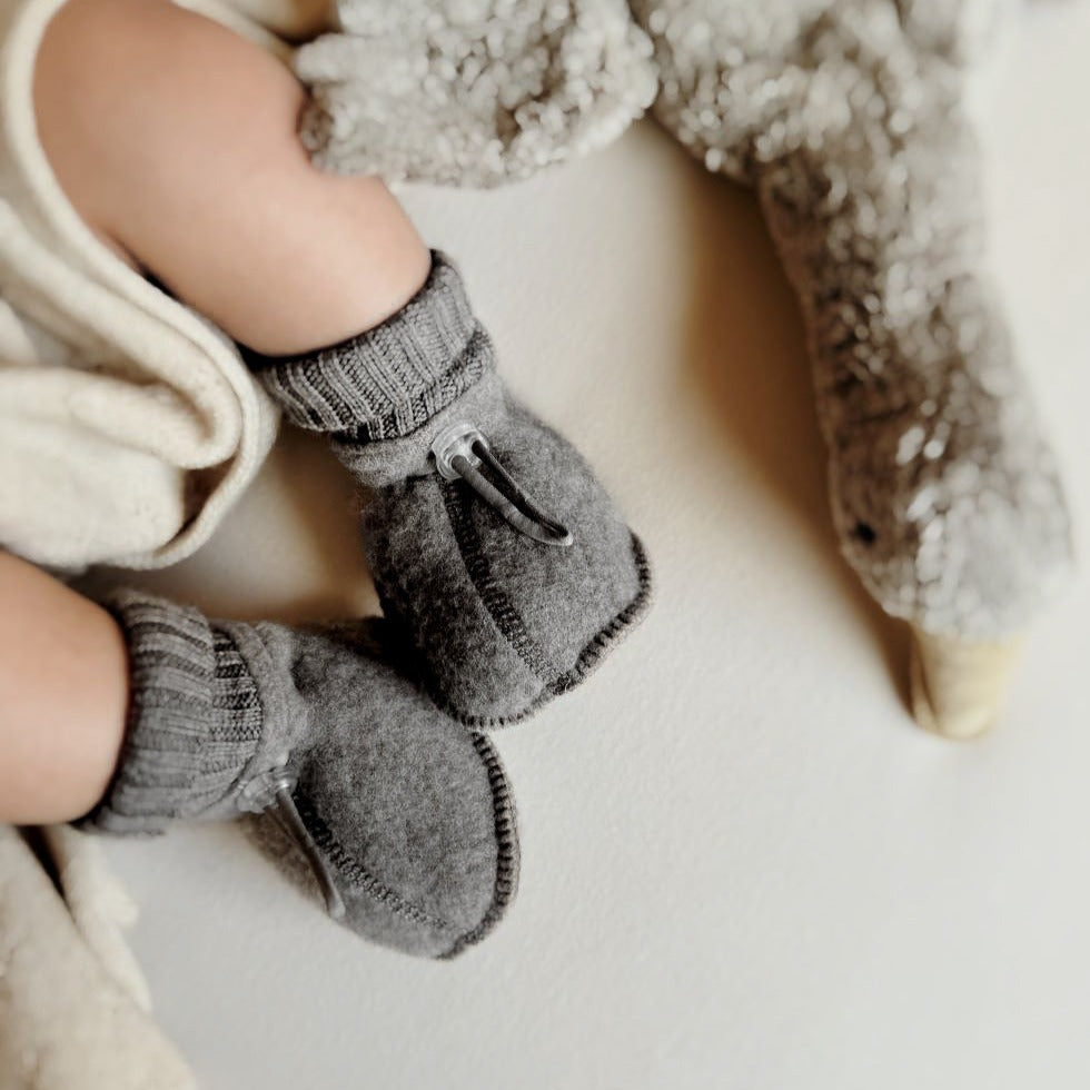 Baby Slofjes Grijs Joha lifestyle beeld.