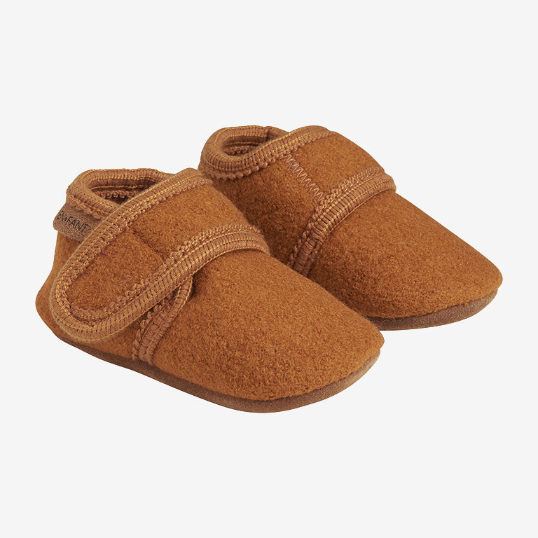 Bruine babyslofjes met klittenband en een suede zool