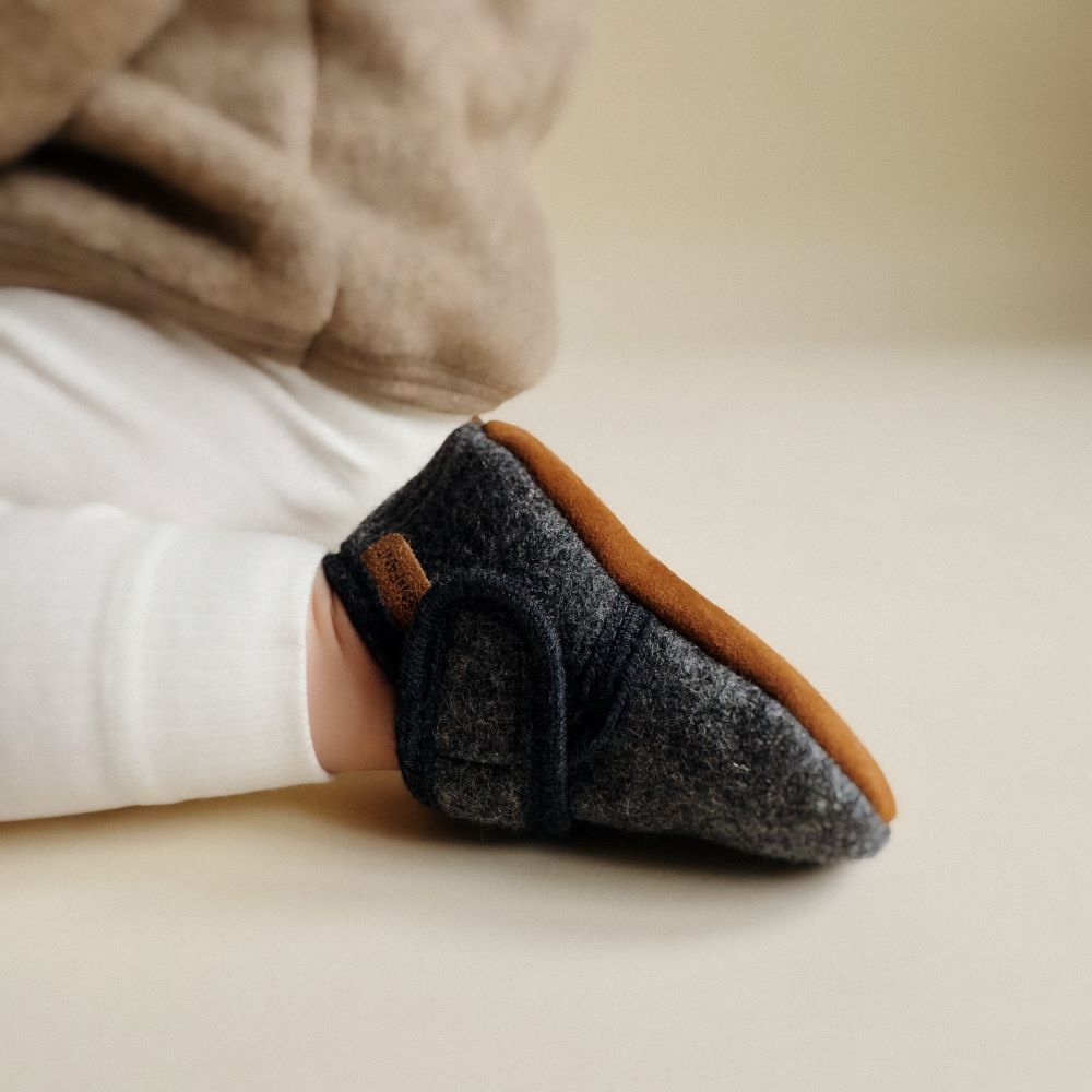 Babyslofjes wool Enfant in de kleur grijs met klittenband sluiting voor baby's lifestyle 1.