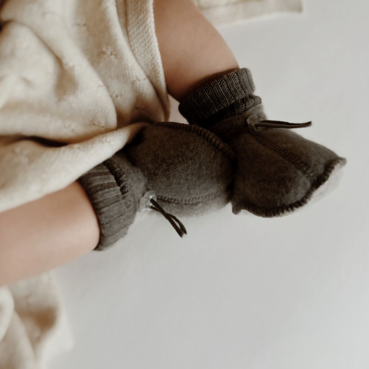 Babyslofjes bruin voorzijde lifestyle Joha.