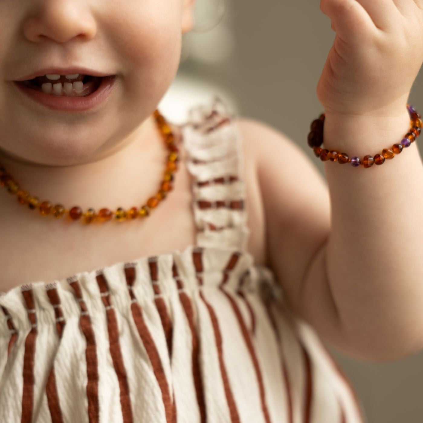 Kindje Barnsteen ketting mix Alwero