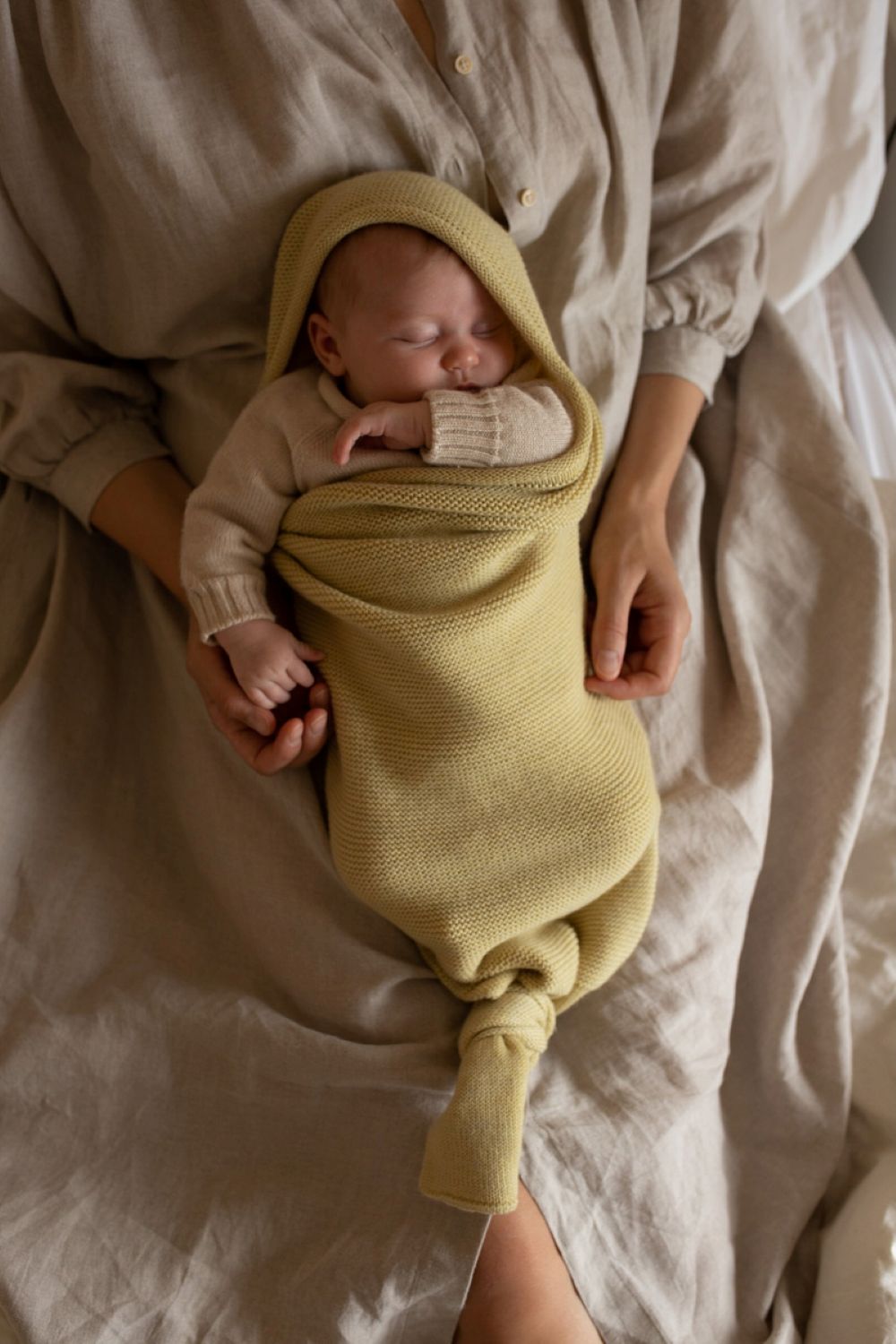 Baby in cocoon geel