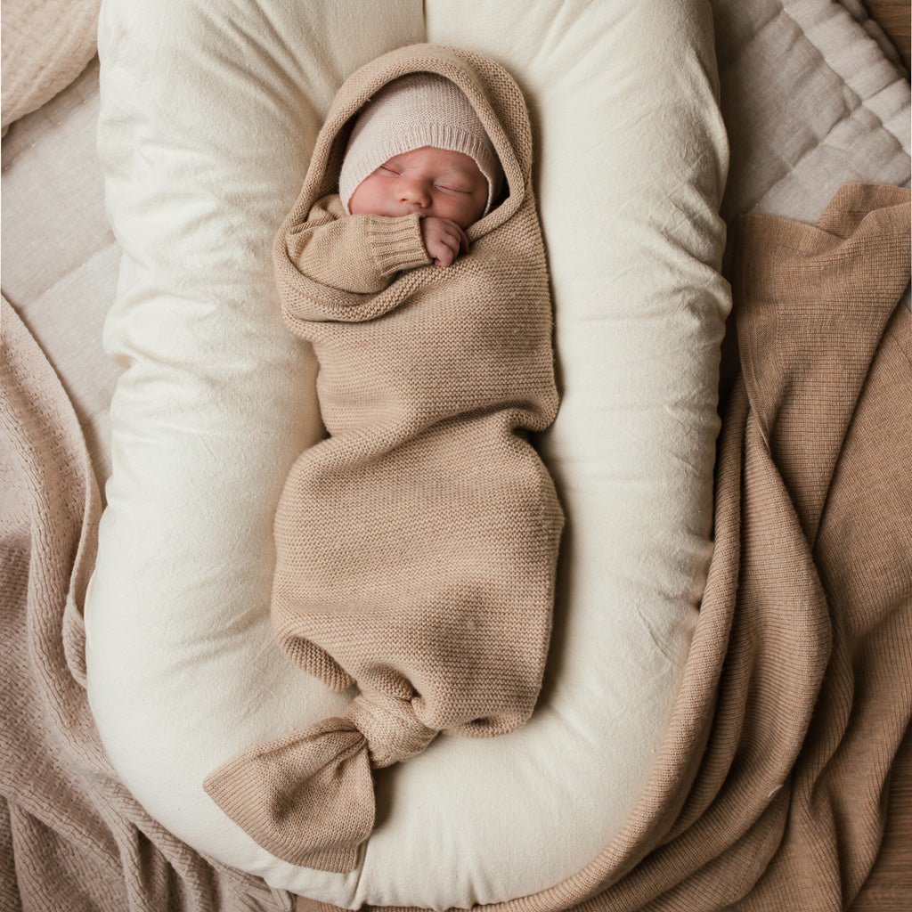 Cocoon voor baby's in de kleur Sand van HVID.