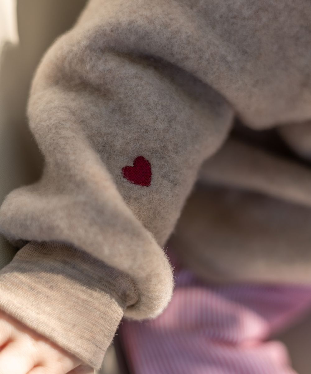 Jasje wolfleece hartjes sand limited edition