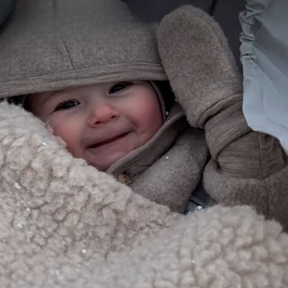 Kindje met Wolfleece wantjes walnoot engel natur aan