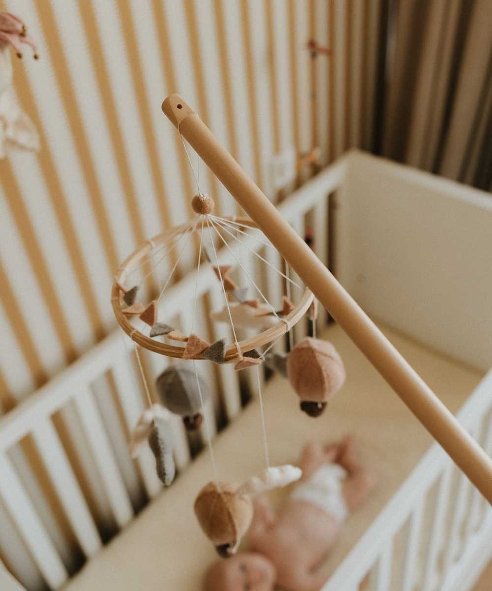 Houten standaard voor babymobiel