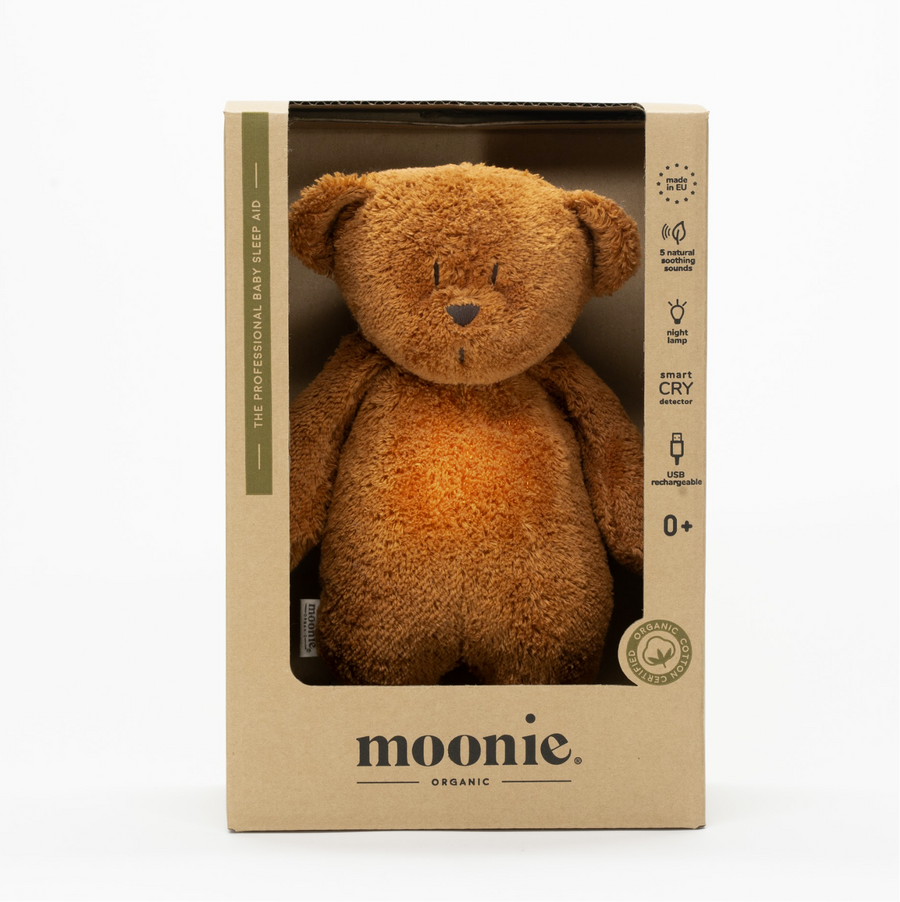 De slaapknuffel van Moonie in de vorm van een beer in de kleur Caramel voor baby's die rustgevende geluiden maakt die de slaap bevorderen voorzijde. 