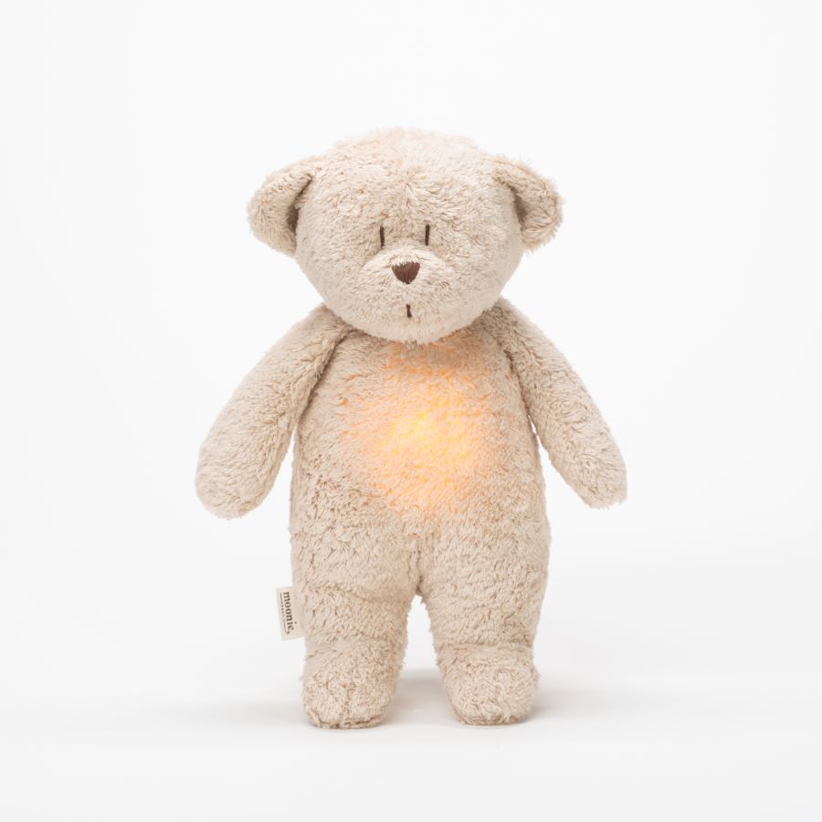 De slaapknuffel van Moonie in de vorm van een sand in de kleur rose voor baby's die rustgevende geluiden maakt die de slaap bevorderen witte achtergrond.