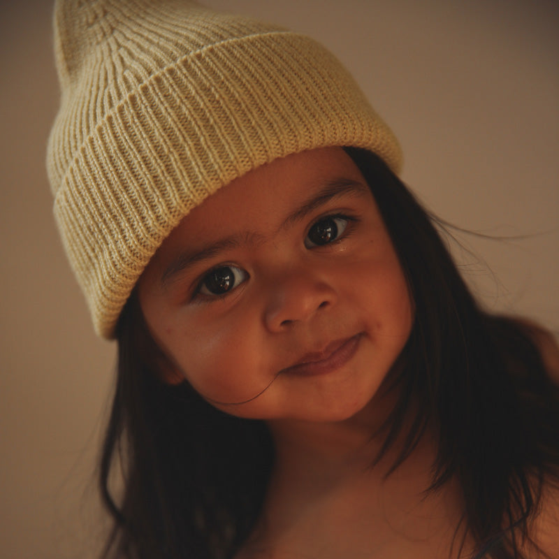 Beanie light yellow hvid lifestyle