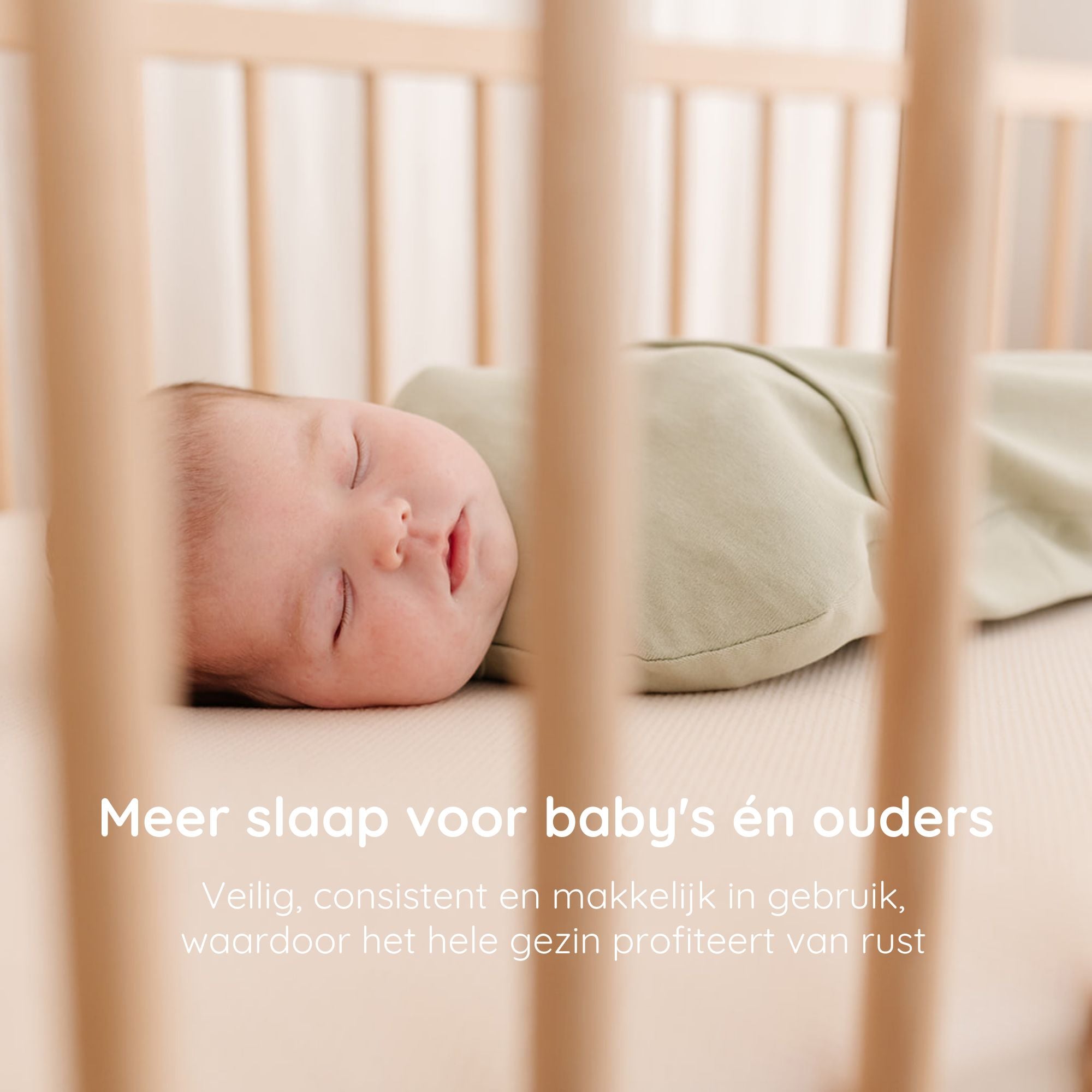 Baby die slaap in Inbakerslaapzak Piep 0-3M Olive