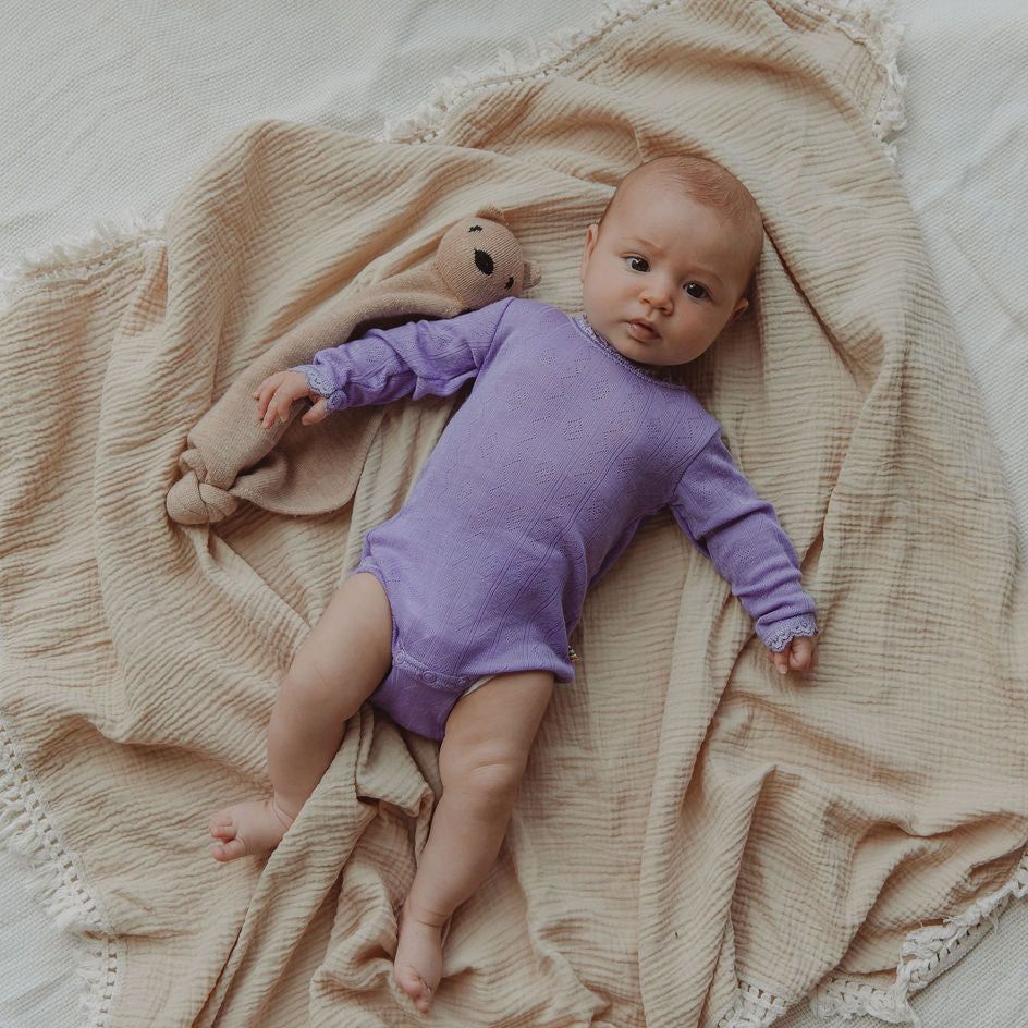 Romper paars pointelle bij baby aan