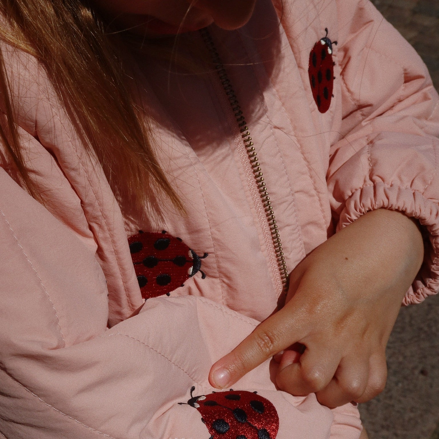 Konges Slojd Juno bomber rose detail aan bij meisje