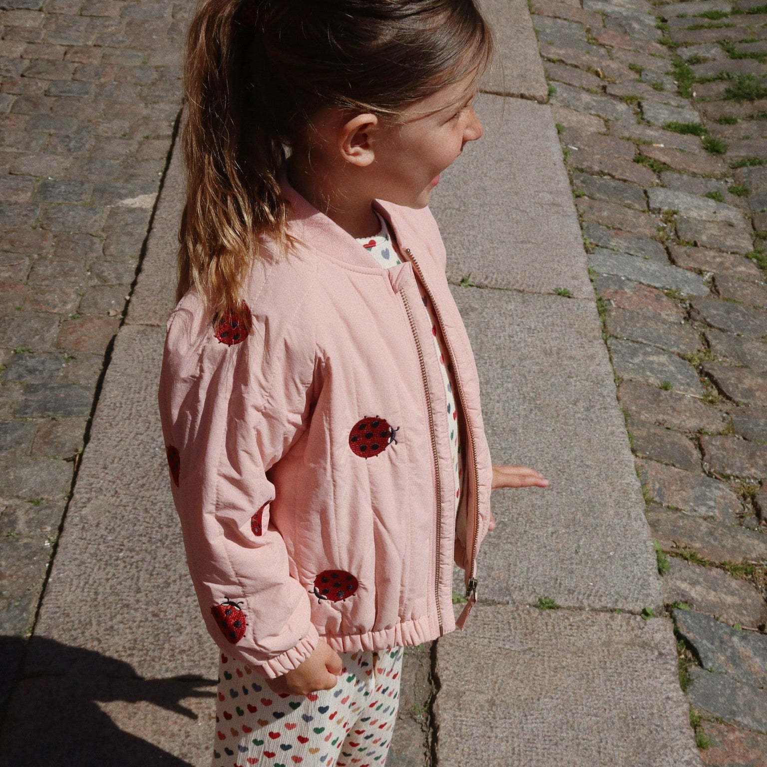Konges Slojd Juno bomber rose detail aan bij meisje