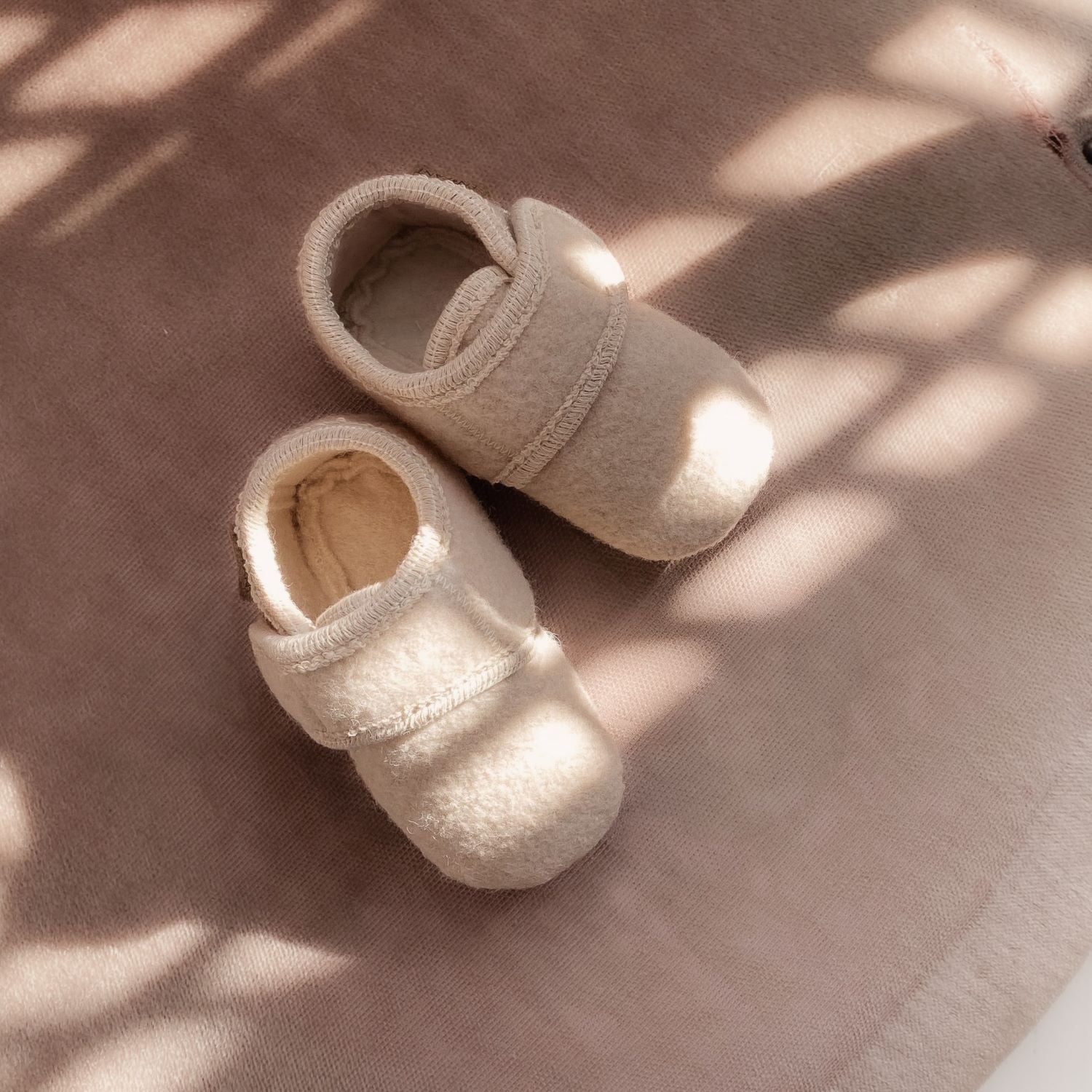 Limited Edition Babyslofjes wool Enfant in de kleur beige met klittenband sluiting voor baby's.