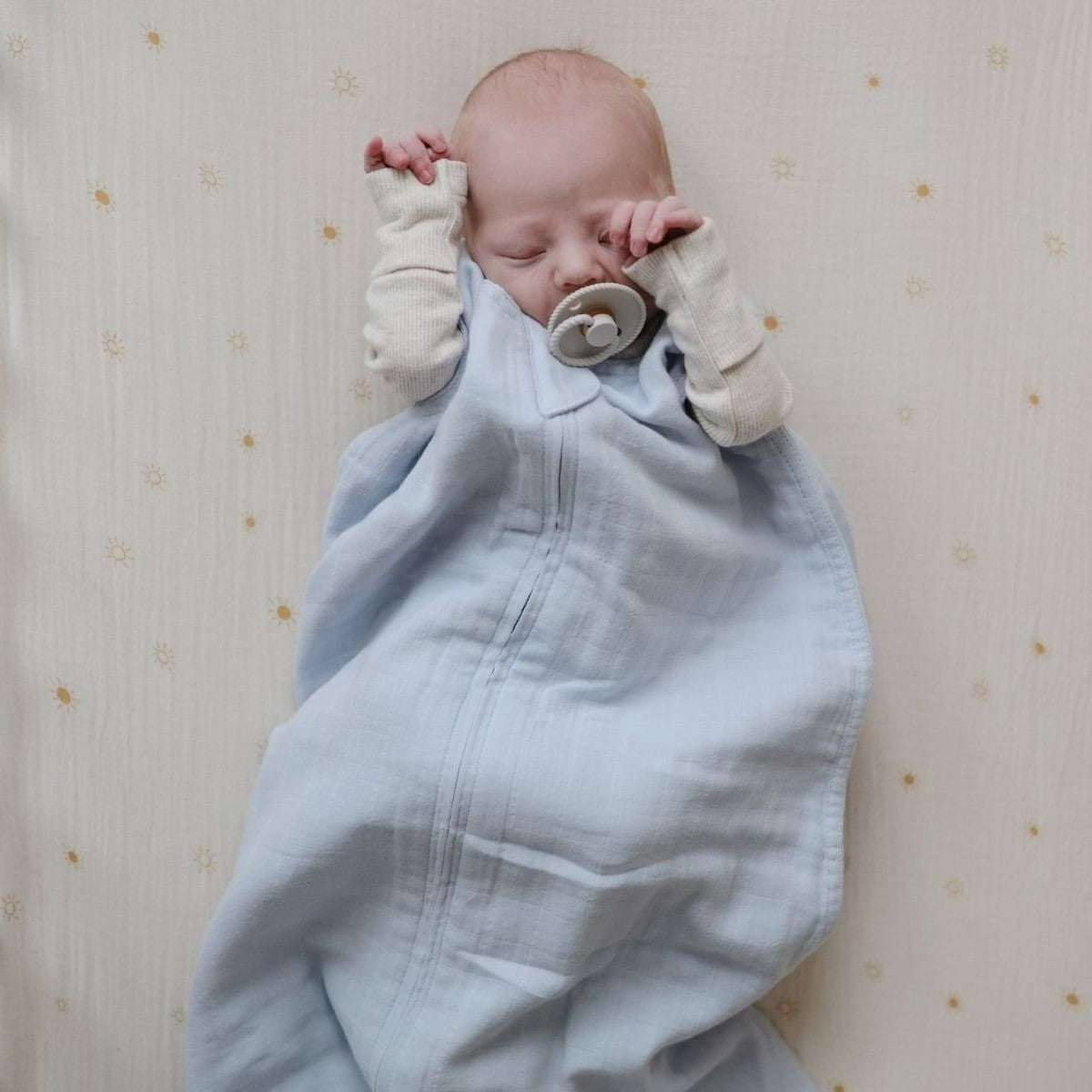 Muslin slaapzak baby blue Mushie voorzijde lifestyle.