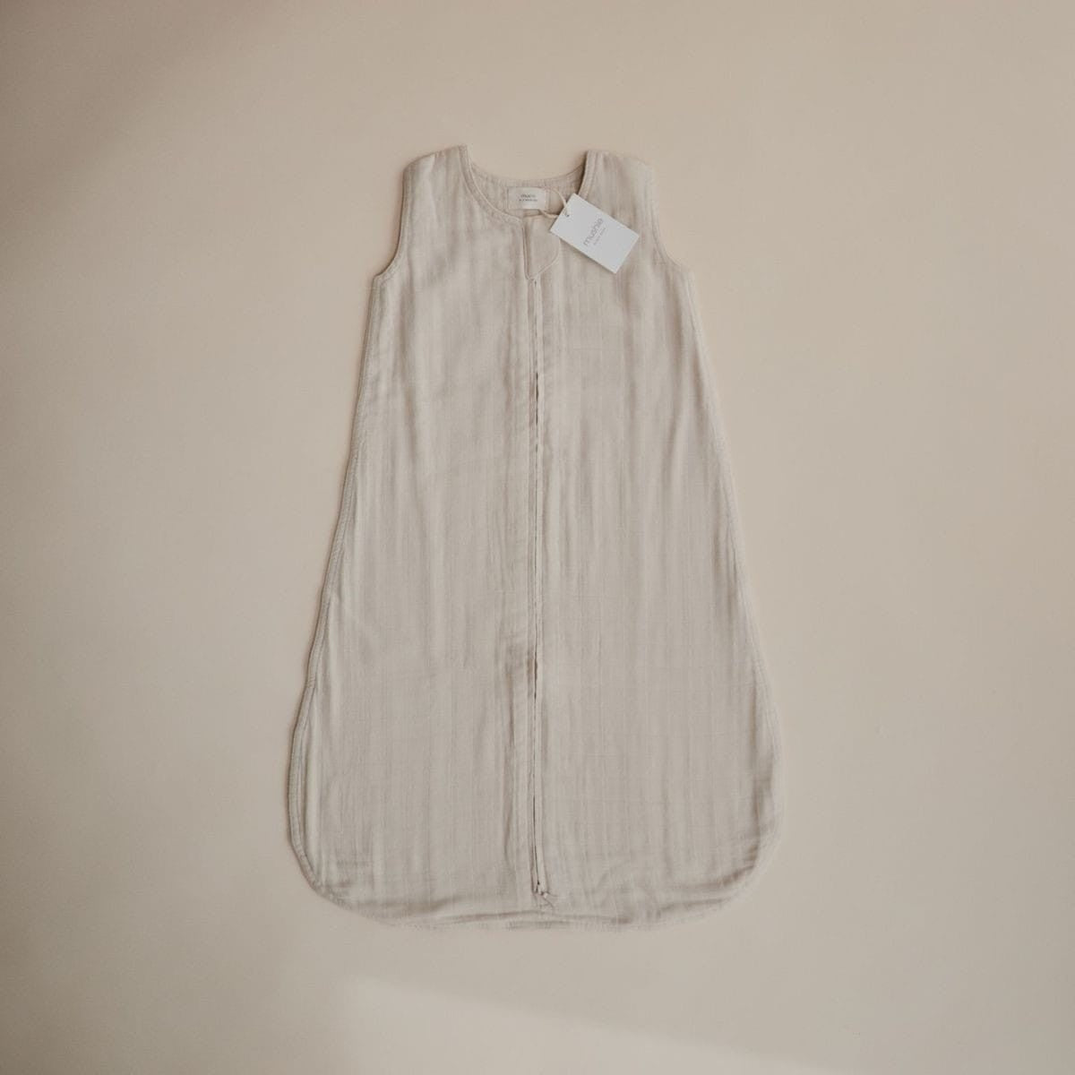 Muslin slaapzak beige Mushie voorzijde.