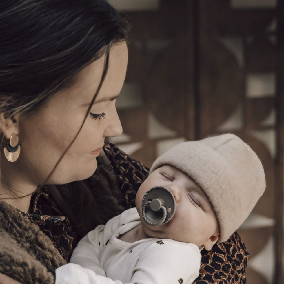 Mutsje Newborn Merinowol Alwero witte lifestyle 2.