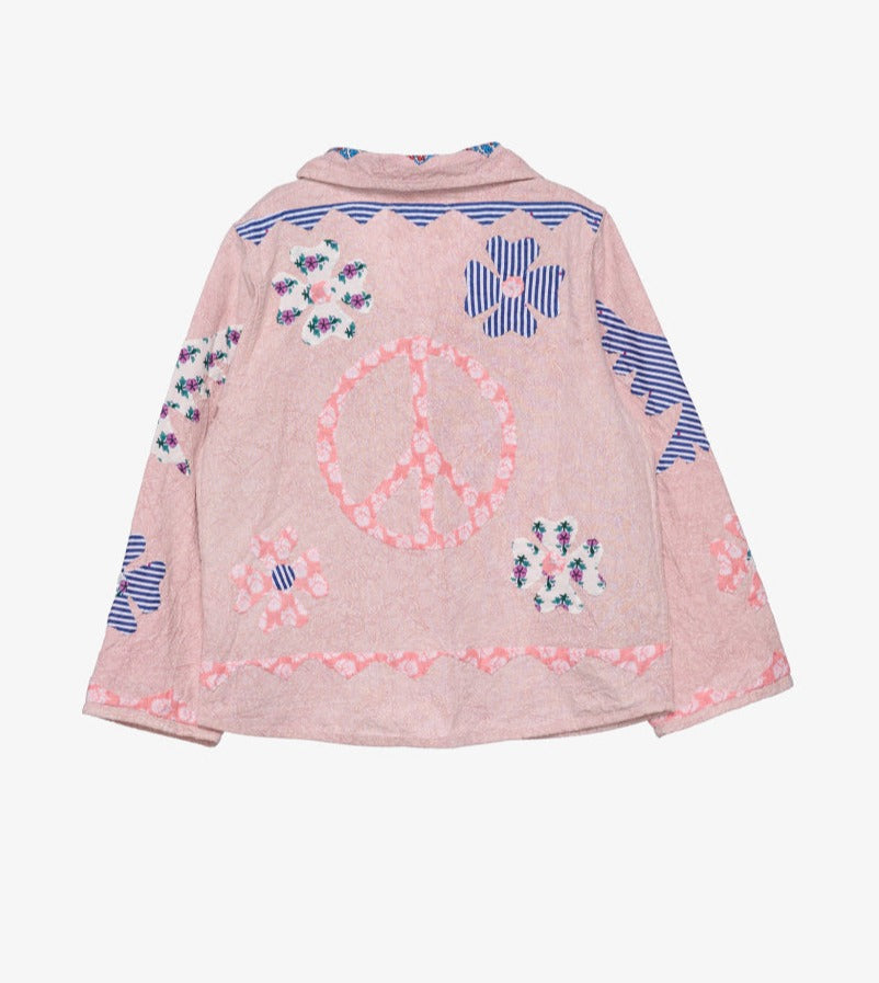 Peach mini patchwork jacket is een populair item uit de collectie van Sissel Eldelbo. De jas heeft een kleine kraag en is gemaakt met zakken aan de voorkant. De jas is gemaakt van 100% katoen met patchwork van een blokprint. Het handgemaakt patchwork is voorzien van een vredesteken en bloemendecoratie. Alle randen zijn mooi bedekt met katoenen randen.