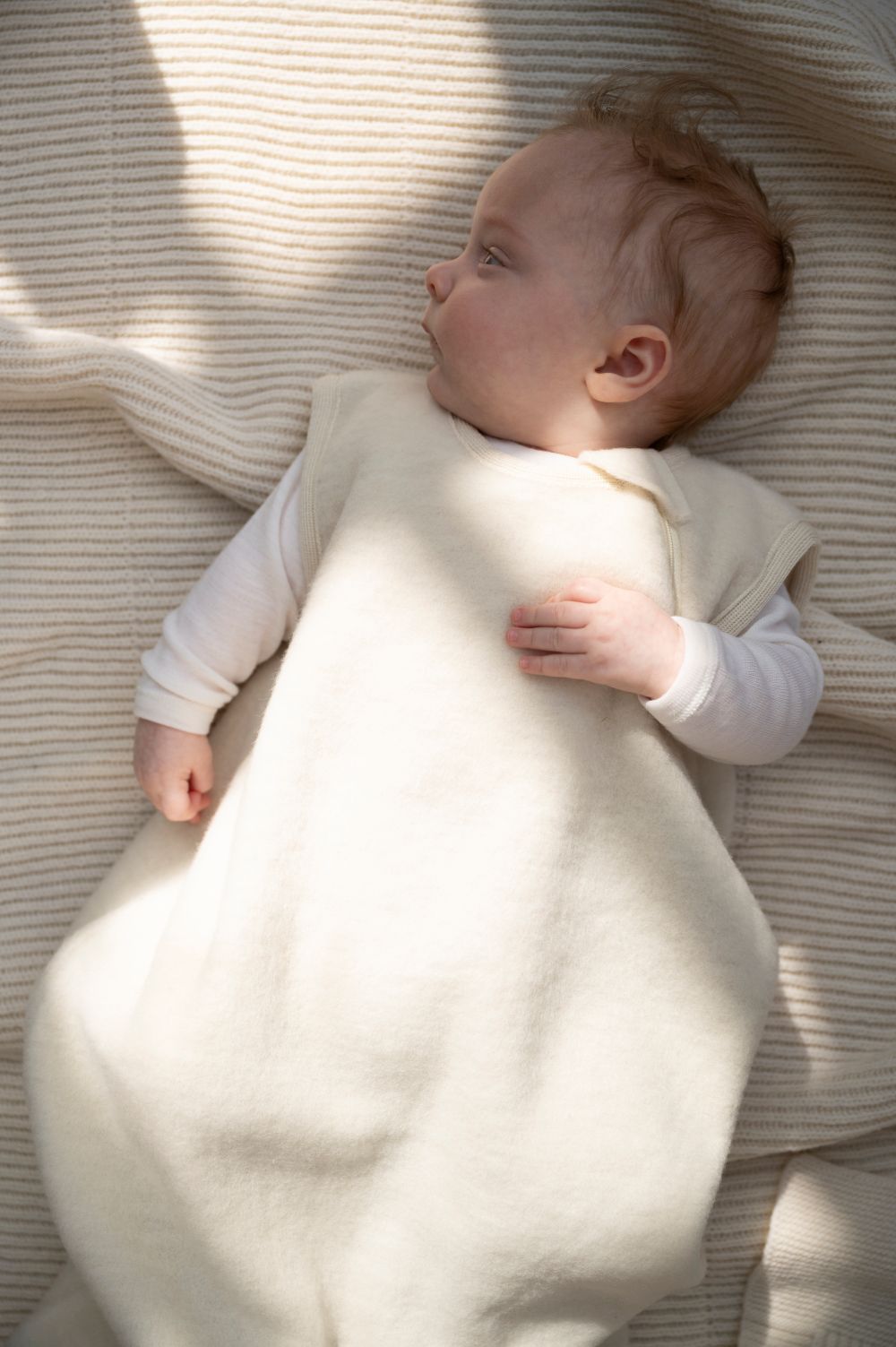 Slaapzak wolfleece naturel mouwloos lifestyle