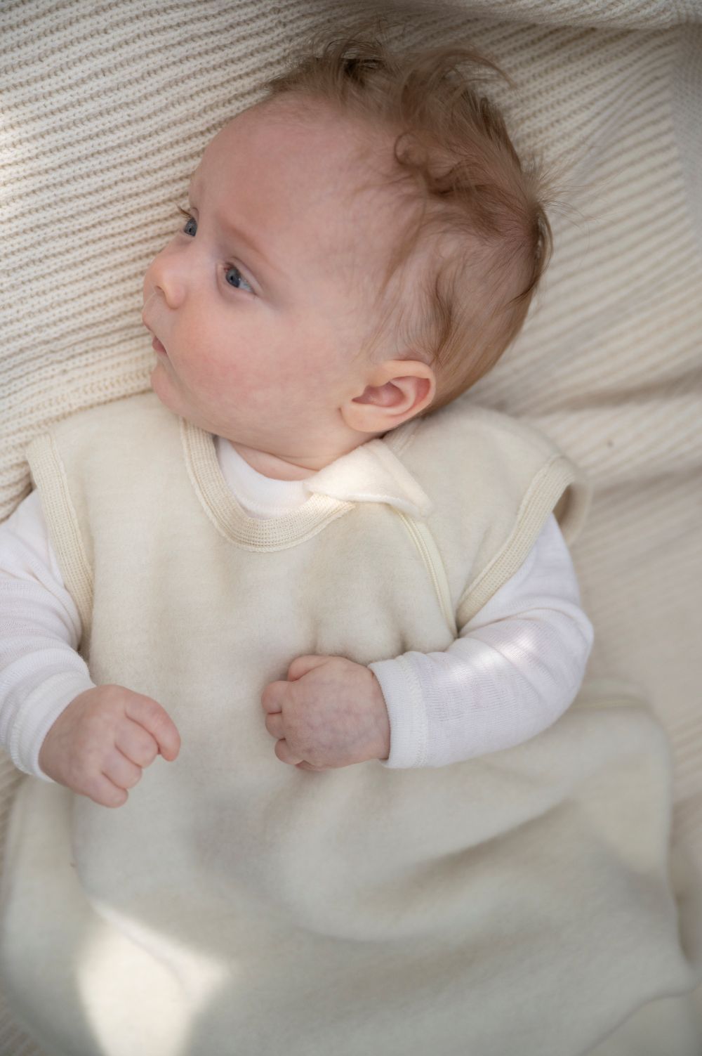 Slaapzak wolfleece naturel mouwloos close up 2