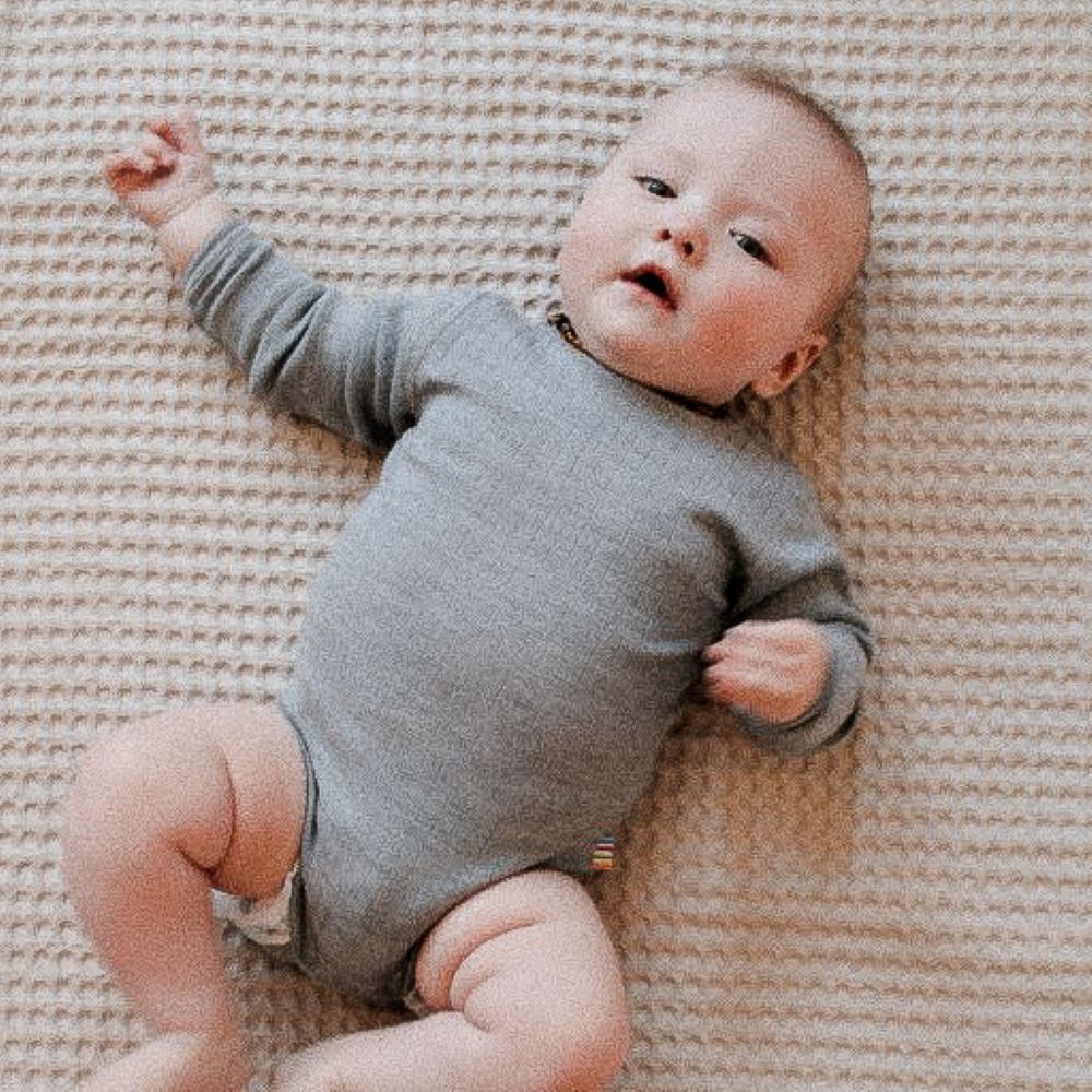 Romper grijs Joha kindje aan