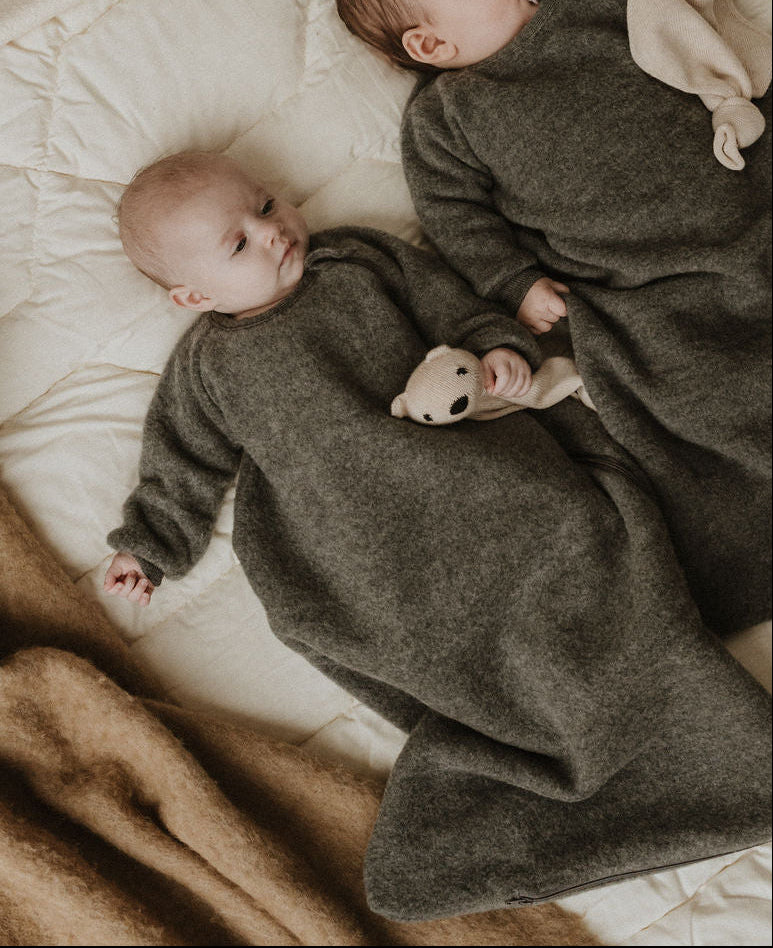 Slaapzak wolfleece grijs voorzijde