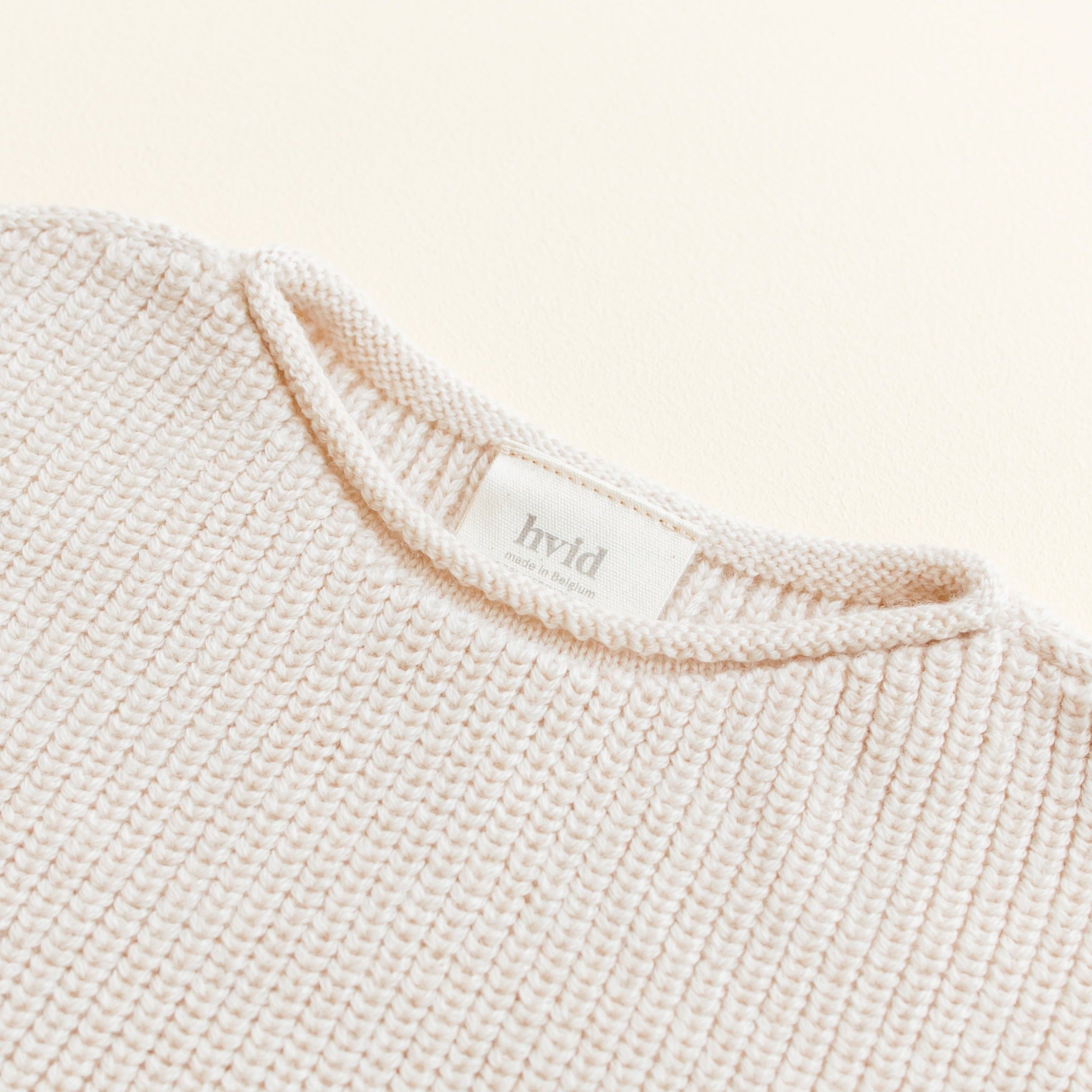 Dit leuke vest geeft net dat beetje extra warmte die je kleintje nodig heeft en zorgt voor een unieke look. Het vest is gemaakt van ultrazachte merino wol wat ervoor zorgt dat het huidje van je kleintje goed kan ademen. Wat erg fijn is dat dit geen strak vest is maar stretchy en zonder mouwen wat zorgt dat je kleintje erg lang kan dragen :)
