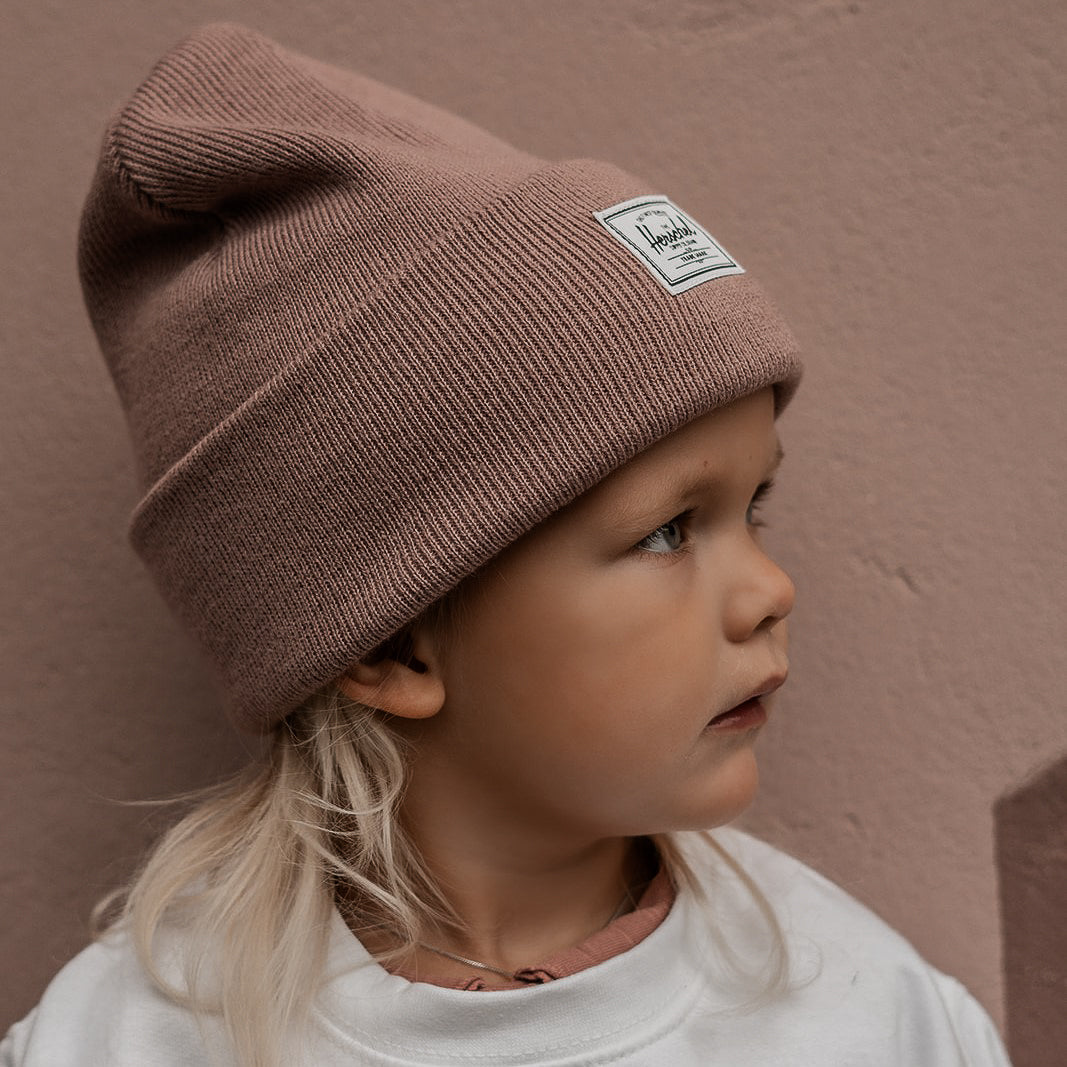 Beanie muts voor baby's en kinderen in de kleur rose van Herschel.