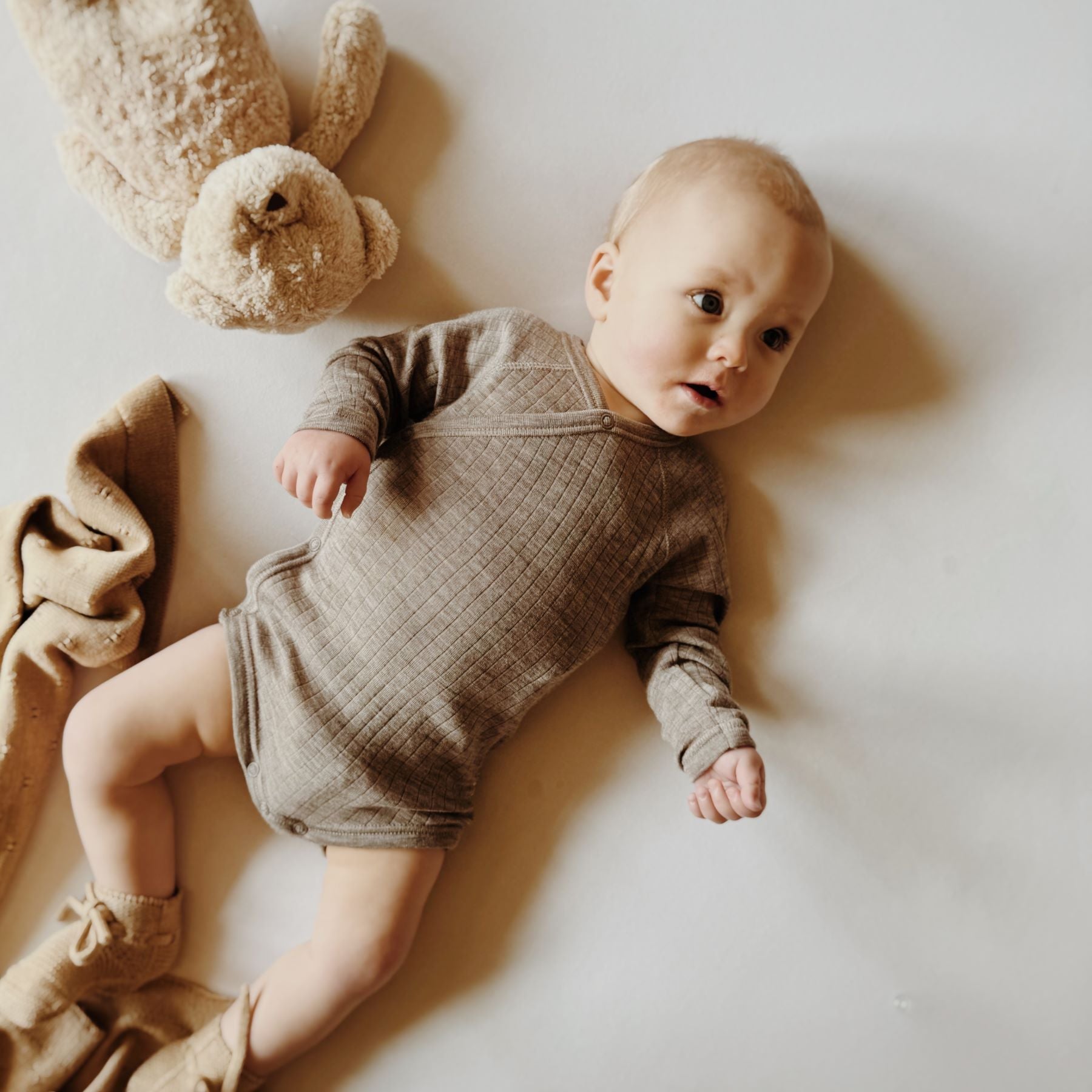 Wikkelromper Merino Wol Sesam Joha lifestyle vooraanzicht.