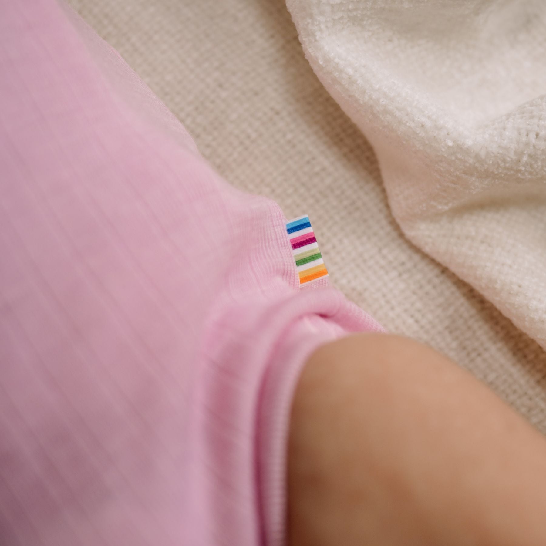 Wikkelromper merino wol rose close up