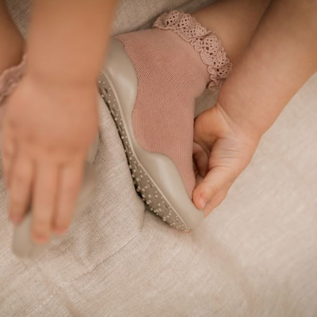 Rolse slofjes van het merk Collegien voor baby's kinderen met een mooi afgewerkt randje.