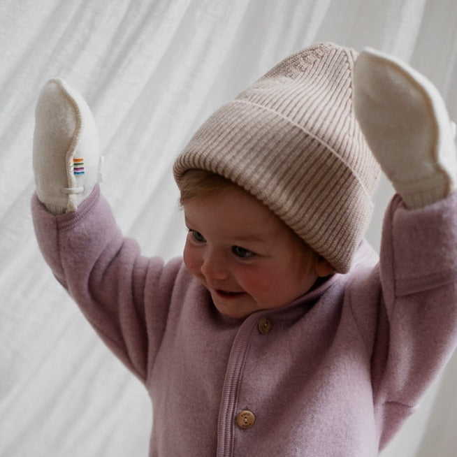 Handschoenen gemaakt van wolfleece voor baby's / kinderen in de kleur naturel van Joha lifestyle.