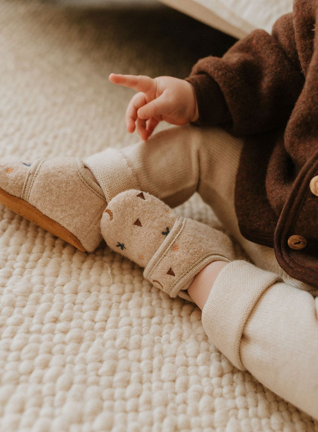 Babyslofjes beige borduur limited edition