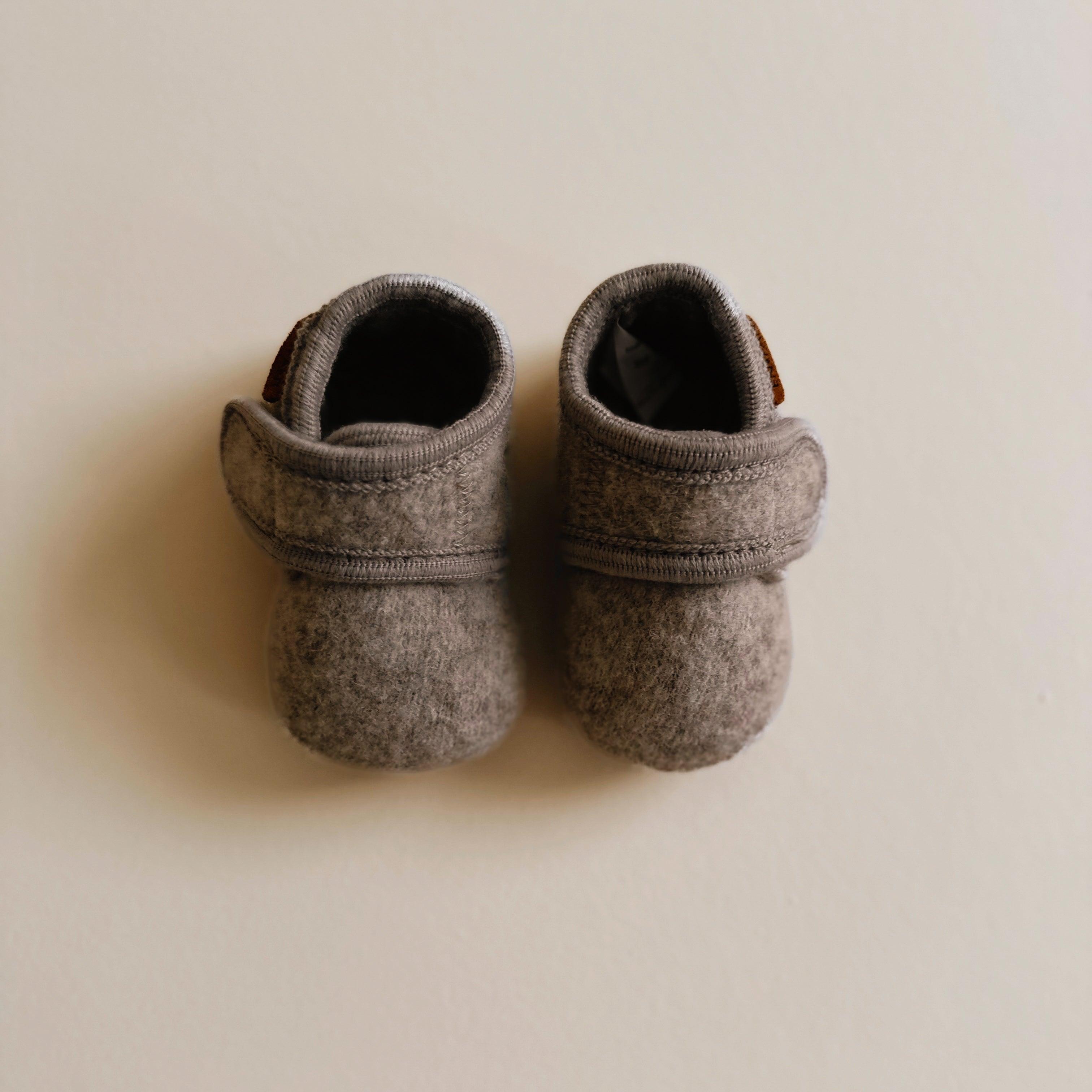 enfant Babyslofjes wool walnut voorzijde 1