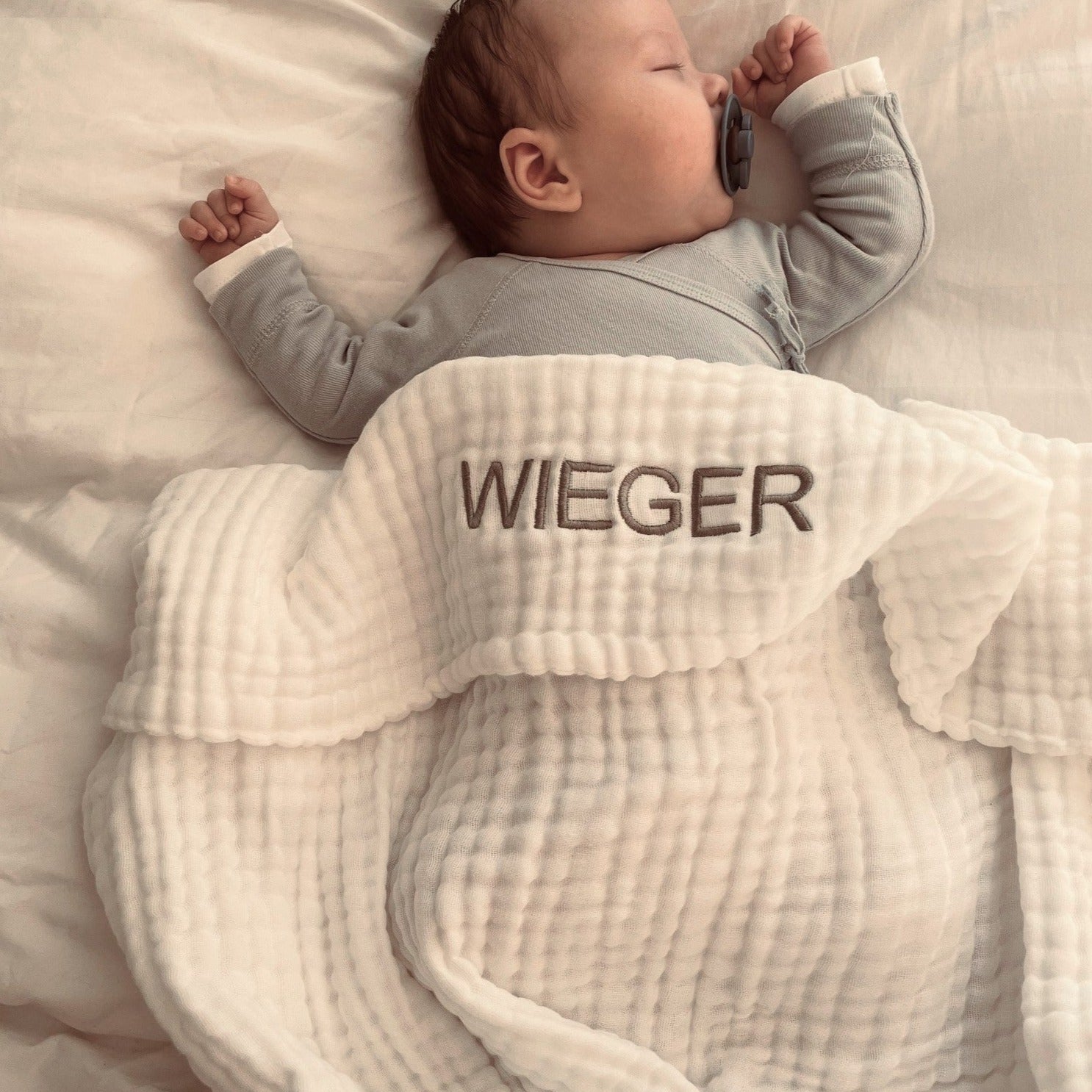 Luchtige witte doek gepersonaliseerd met naam voor baby's.
