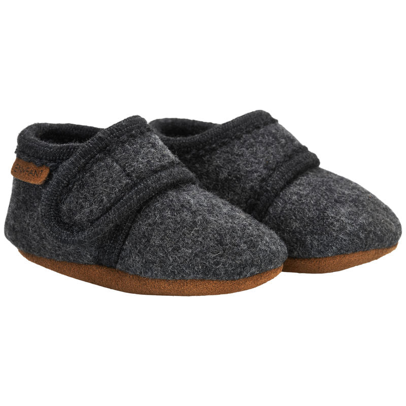 Babyslofjes wool Enfant in de kleur grijs met klittenband sluiting voor baby's.