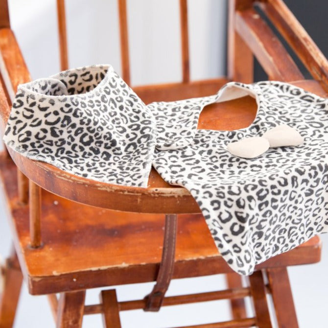 Bib voor kindjes / baby's om kleding te beschermen tegen vlekken van het merk house of Jamie in leopard patroon.