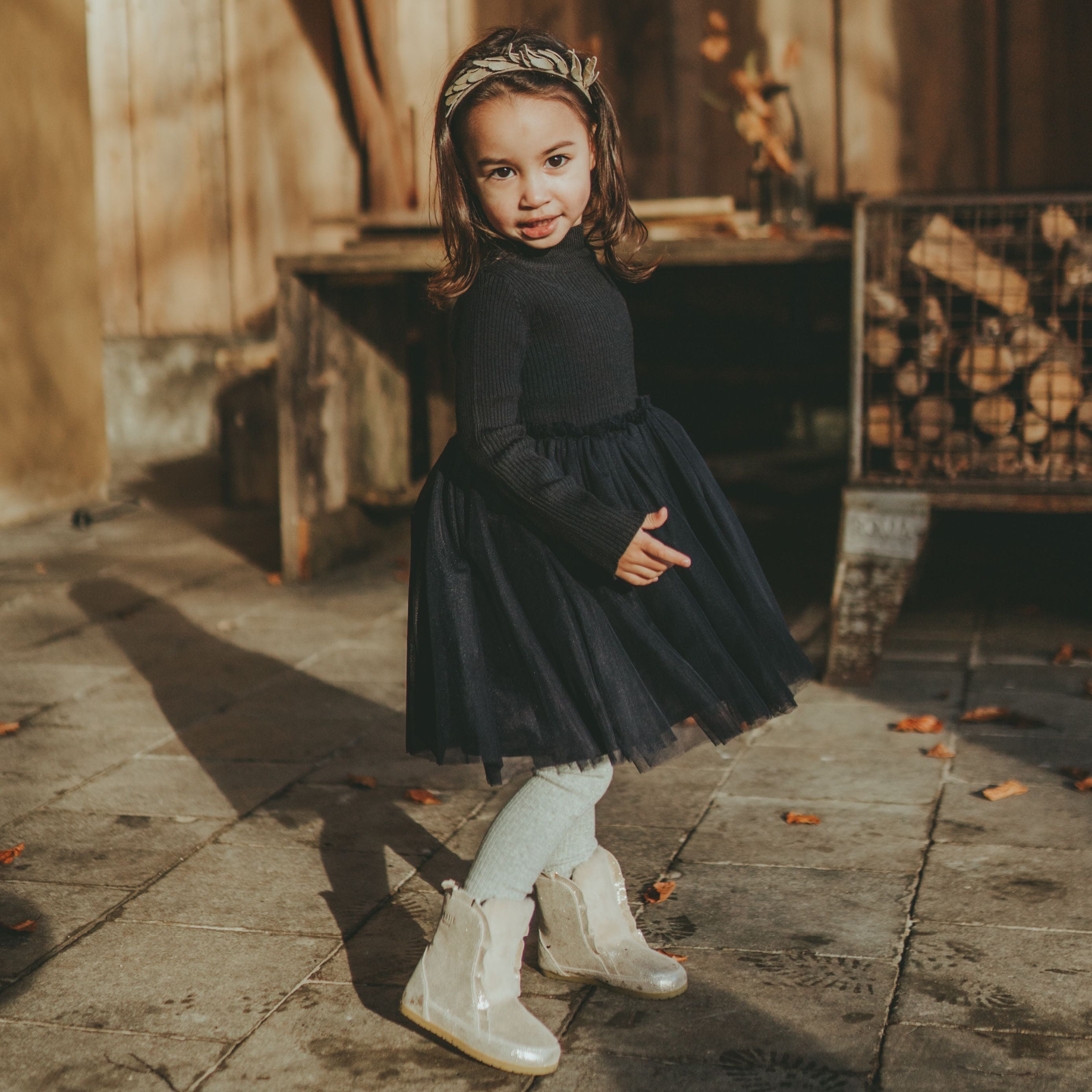 Blauwe jurk met aan de onderzijde een tule rok voor kinderen (meisjes) van Donsje.