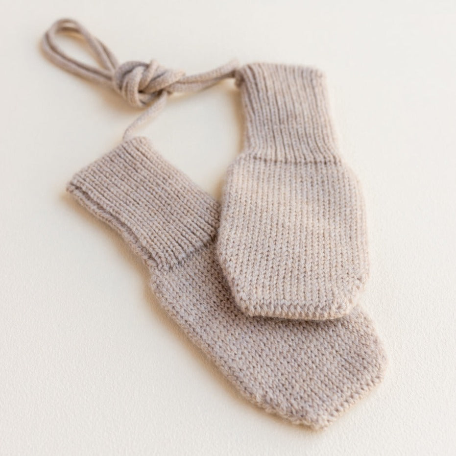 Gebreide handschoenen voor baby's / kinderen in de kleur Sand van HVID.