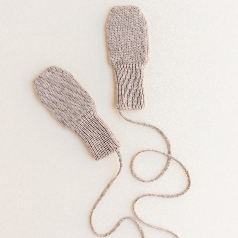 Gebreide handschoenen voor baby's / kinderen in de kleur Sand van HVID.