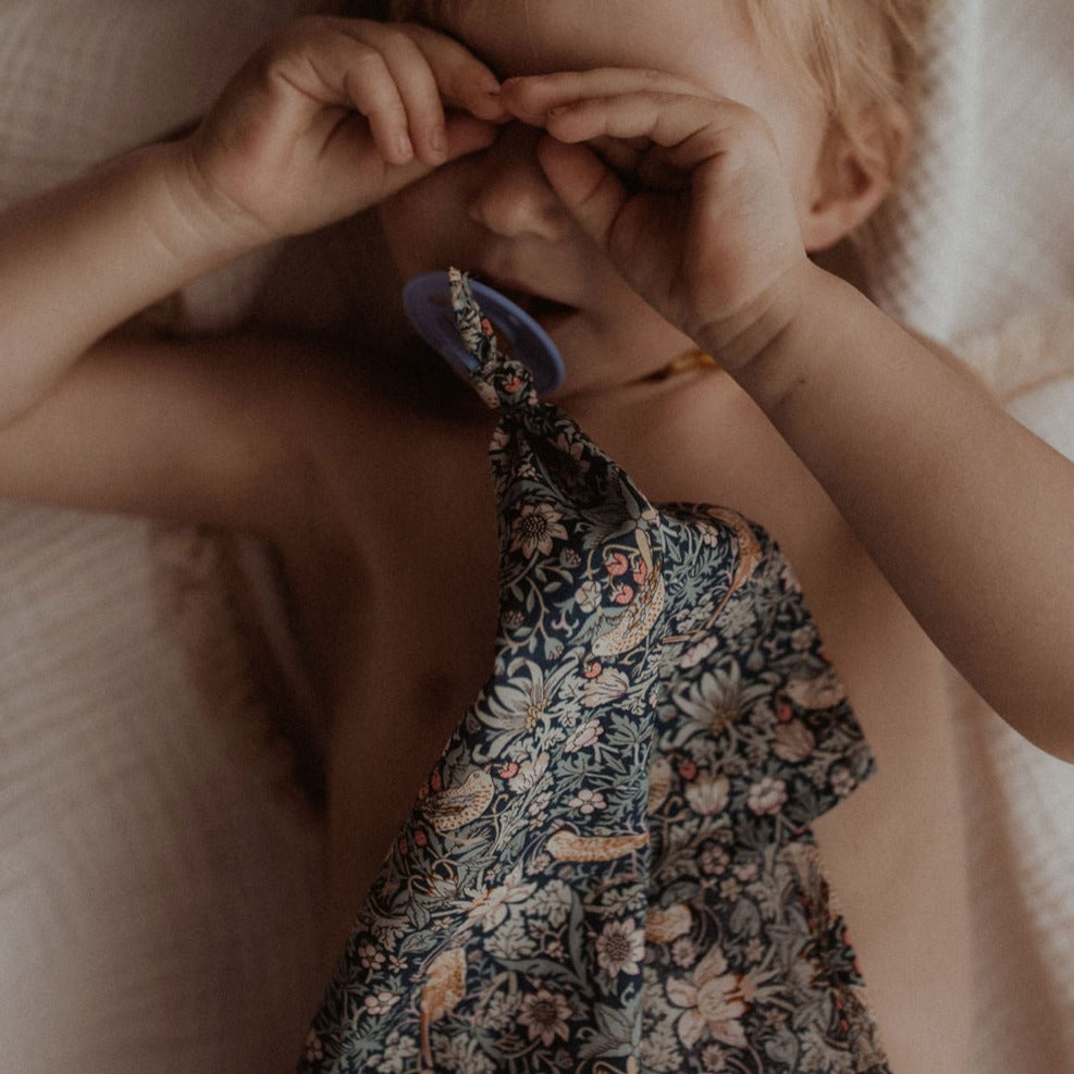 Speendoek gemaakt van Liberty Londen stof met floral print voor baby's.