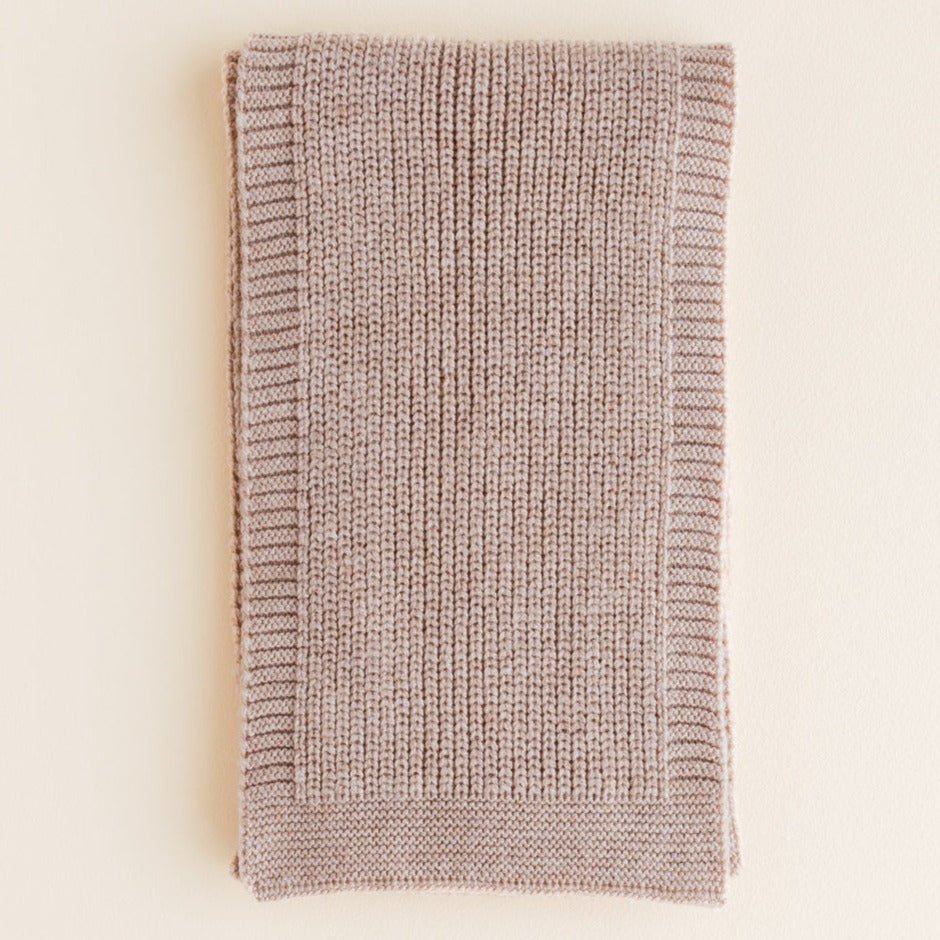 Gebreide sjaal voor baby's kinderen in de kleur sand van HVID.