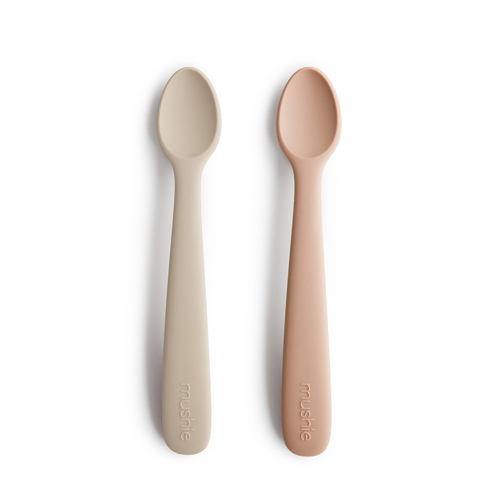 Twee lepels van baby's (kinderen) in het naturel en rose om te eten van Mushie.