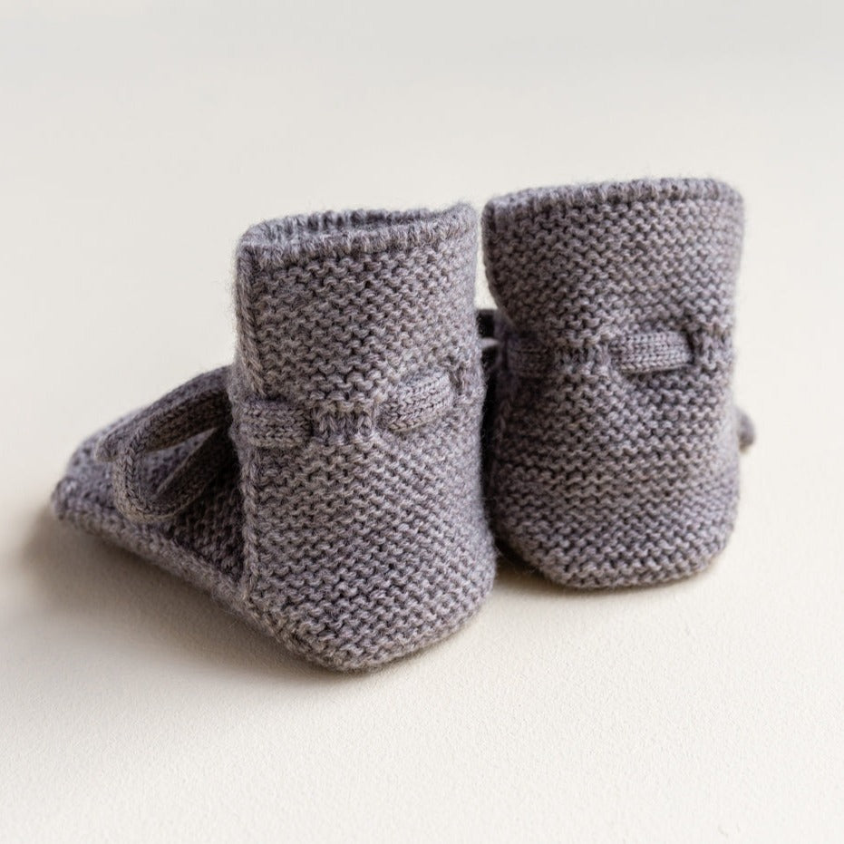 Gebreide booties voor baby's in de kleur otter van HVID.