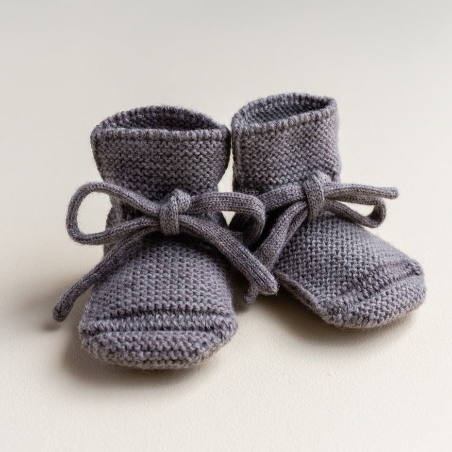 Gebreide booties voor baby's in de kleur otter van HVID.