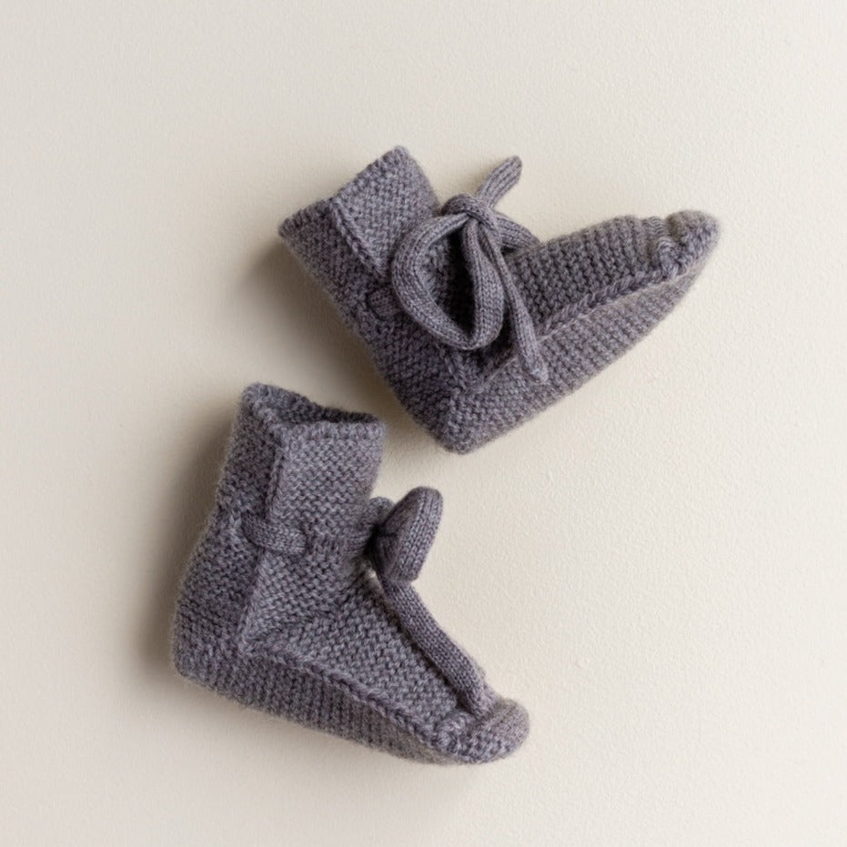 Gebreide booties voor baby's in de kleur otter van HVID.