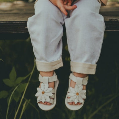 Leren zomer sandalen in de vorm van een daisy voor kinderen (meisjes) van Donsje.
