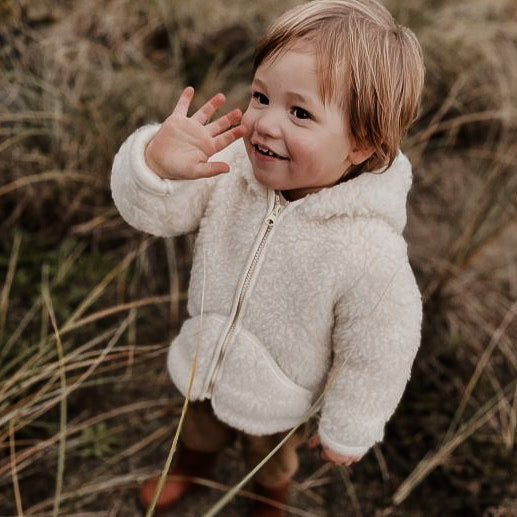 Jasje in de kleur naturel voor kinderen gemaakt van wol van het merk Alwero.