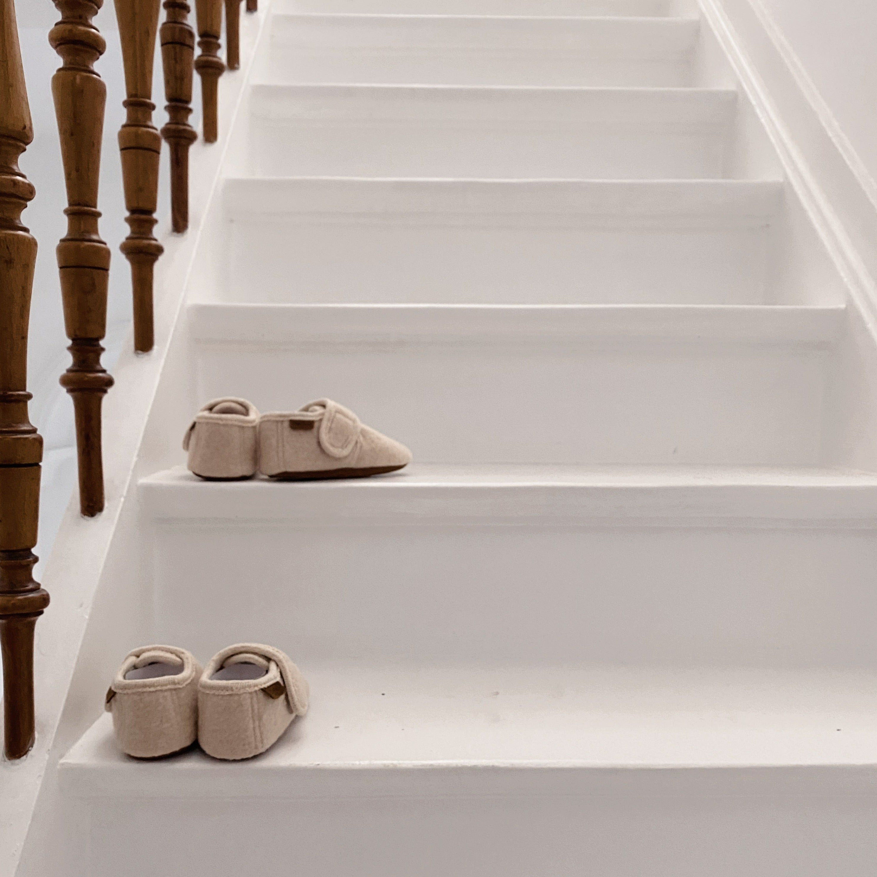 Limited Edition Babyslofjes wool Enfant in de kleur beige met klittenband sluiting voor baby's.